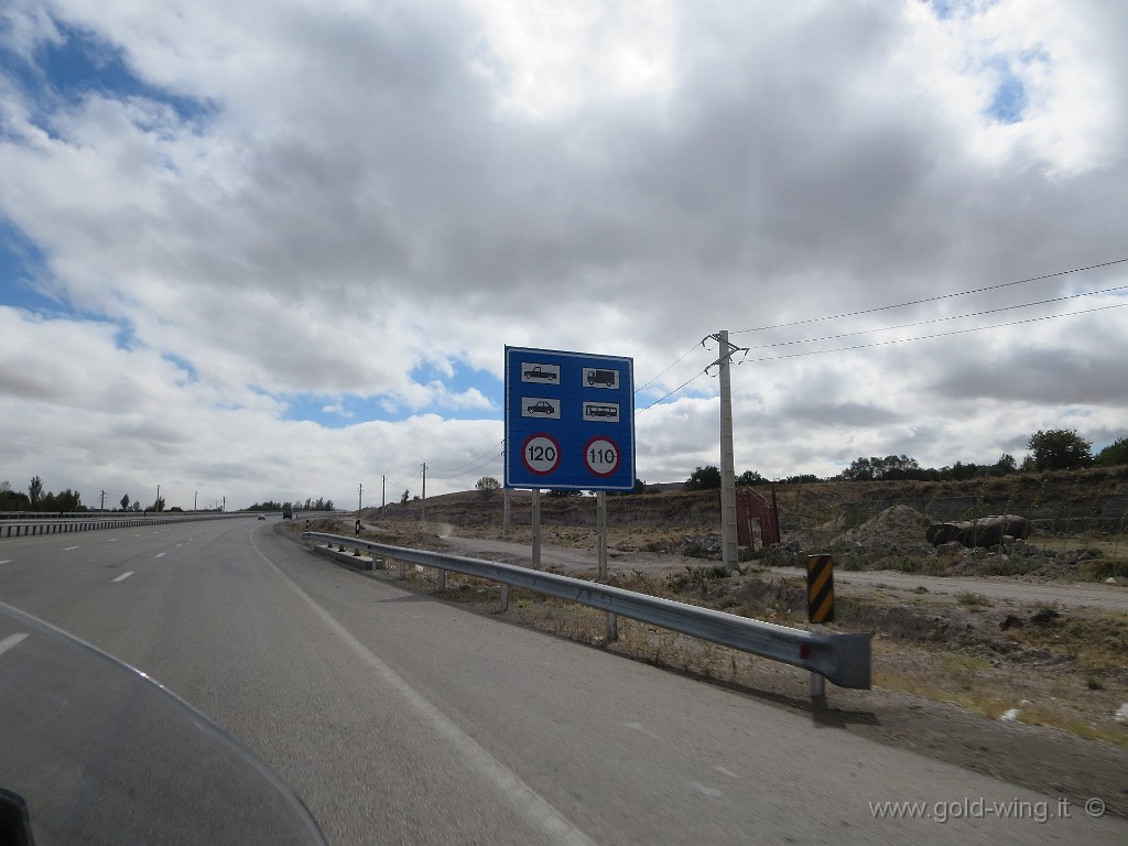 IMG_0602.JPG - Autostrada tra Tabriz e Teheran: limiti di velocità, le moto non sono previste