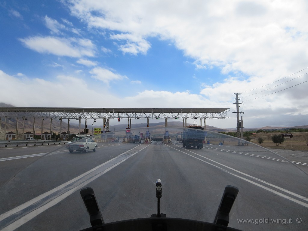 IMG_0605.JPG - Autostrada tra Tabriz e Teheran: io non pago