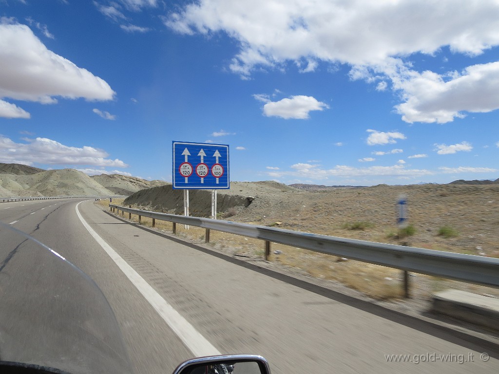 IMG_0619.JPG - Autostrada tra Tabriz e Teheran: limiti di velocità diversi secondo le corsie