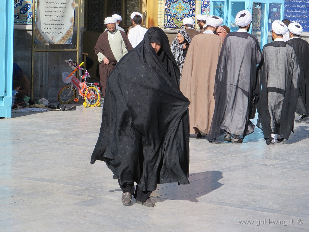 IMG_0705.JPG - Qom: religiosi sciiti e donna coperta