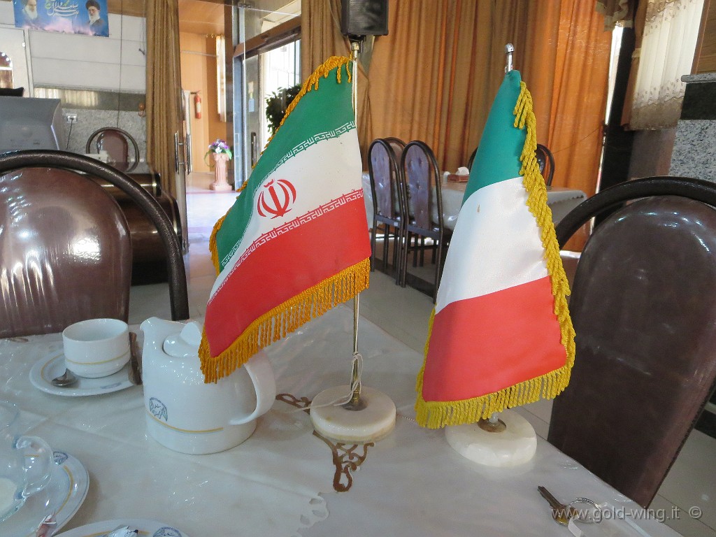 IMG_0996.JPG - Nain: colazione in albergo, con le bandiere iraniana e italiana