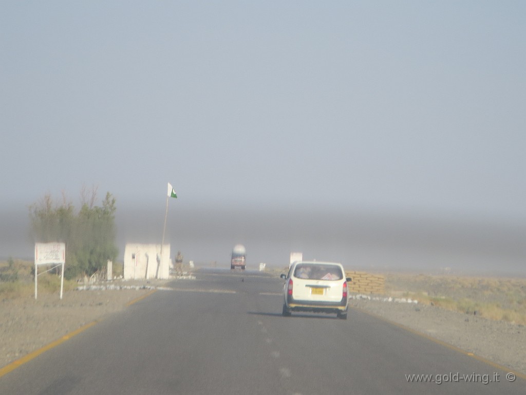 IMG_1518.JPG - Deserto del Belucistan: posto di blocco pakistano