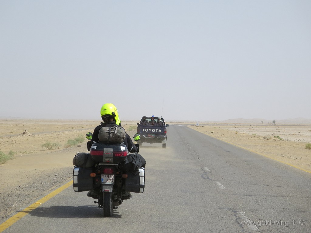 IMG_1576.JPG - Deserto del Belucistan, il convoglio: i militari, la Transalp e io