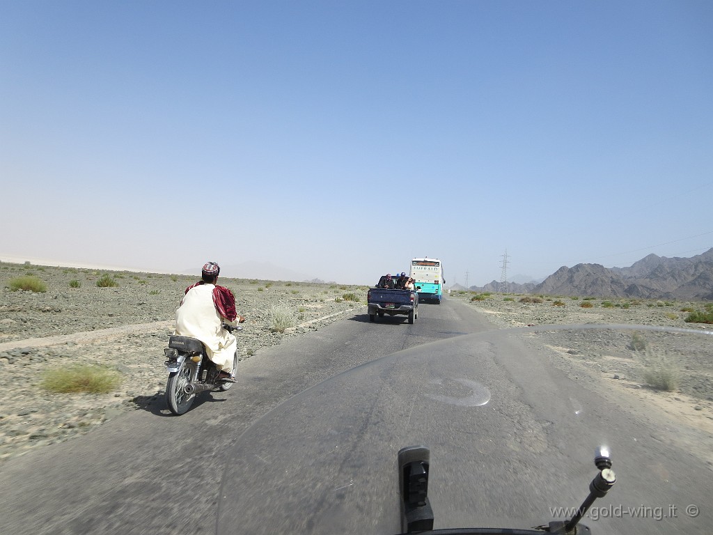 IMG_1612.JPG - Deserto del Belucistan: al convoglio si aggiunge un bus