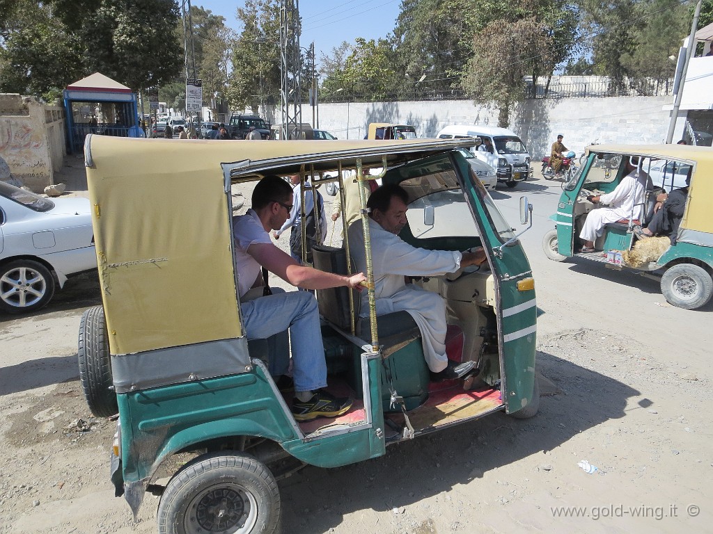 IMG_1693.JPG - Il tuk tuk che ci porta in giro per Quetta