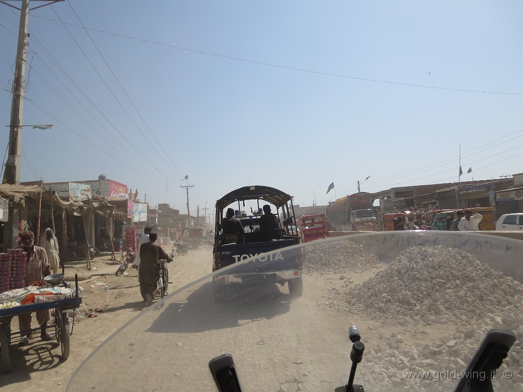 IMG_1799.JPG - Caotico attraversamento di un paese tra Sibi e Sukkur, nel Belucistan