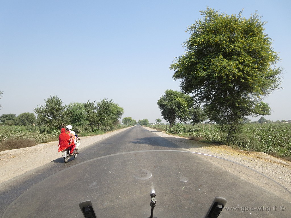 IMG_1872.JPG - A est di Multan: strada secondaria, per evitare la grande città