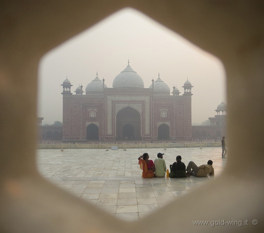 IMG_2570.JPG - Agra: la moschea vista dall'interno del Taj Mahal