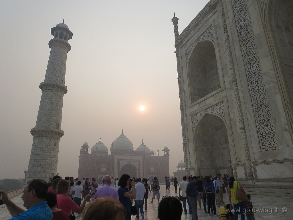 IMG_2582.JPG - Agra: il sole, velato dalla nebbia dovuta all'umidità, illumina il Taj Mahal e il jawab (l'edificio identico alla moschea e simmetrico ad essa)