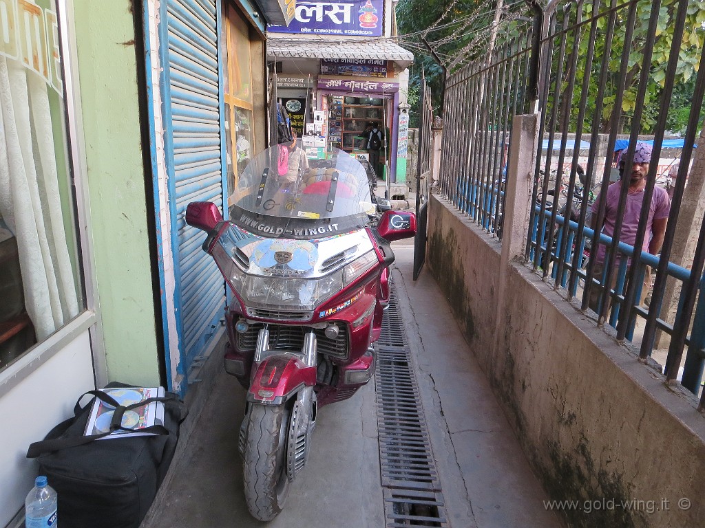 IMG_2753.JPG - Butwal, parcheggio moto in albergo: non è rimasto molto spazio