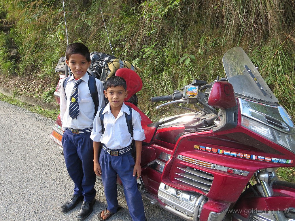 IMG_2792.JPG - Tra Butwal  e Pokhara: bambini nepalesi che vanno a scuola