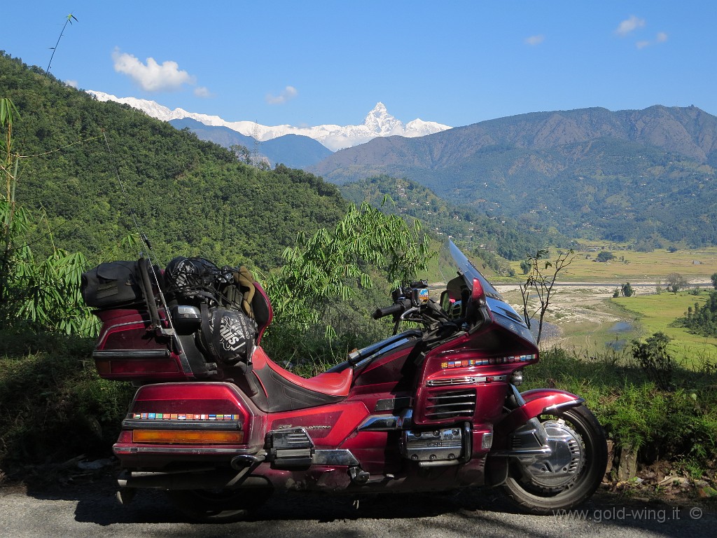 IMG_2813.JPG - Tra Butwal  e Pokhara. L'Himalaya: il monte sacro, inviolato, Machhapuchhare (m 6.993), nel gruppo dell'Annapurna (m 8.091)