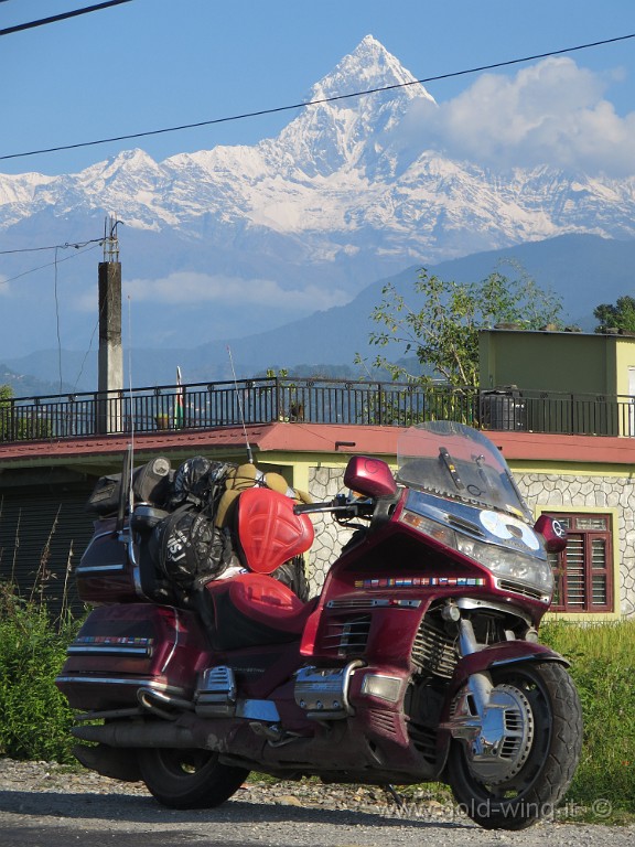 IMG_3010.JPG - Il monte sacro, inviolato, Machhapuchhare (m 6.997), nel gruppo dell'Annapurna (m 8.091)