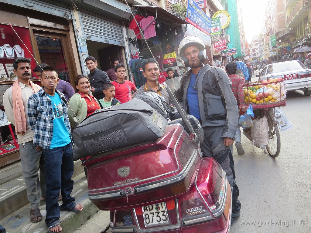 IMG_3279.JPG - Kathmandu, quartiere di Thamel: mi raggiunge Nawang, un collaboratore dello spedizioniere