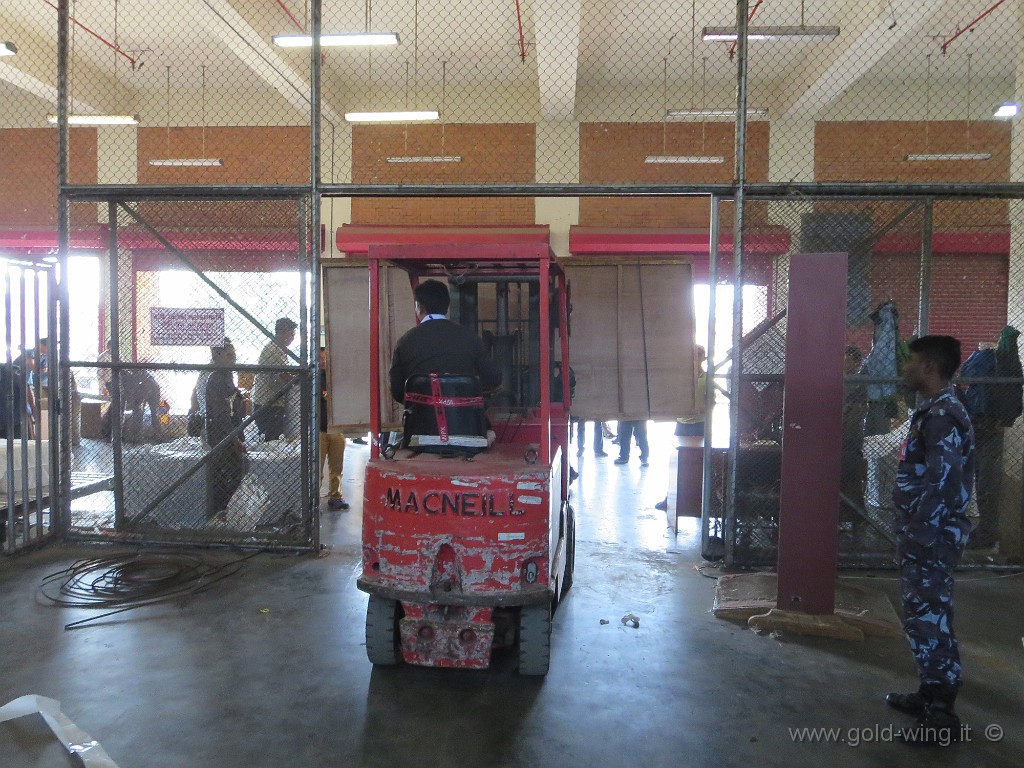 IMG_3454.JPG - Aeroporto di Kathmandu: la moto nella cassa... non passa dalla porta