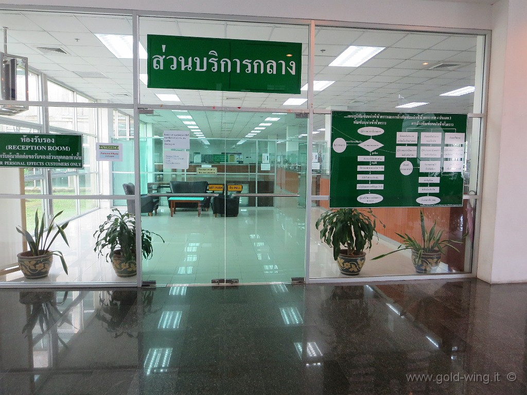 IMG_3506.JPG - Aeroporto di Bangkok: l'ufficio della dogana  che non voleva ridarmi la moto