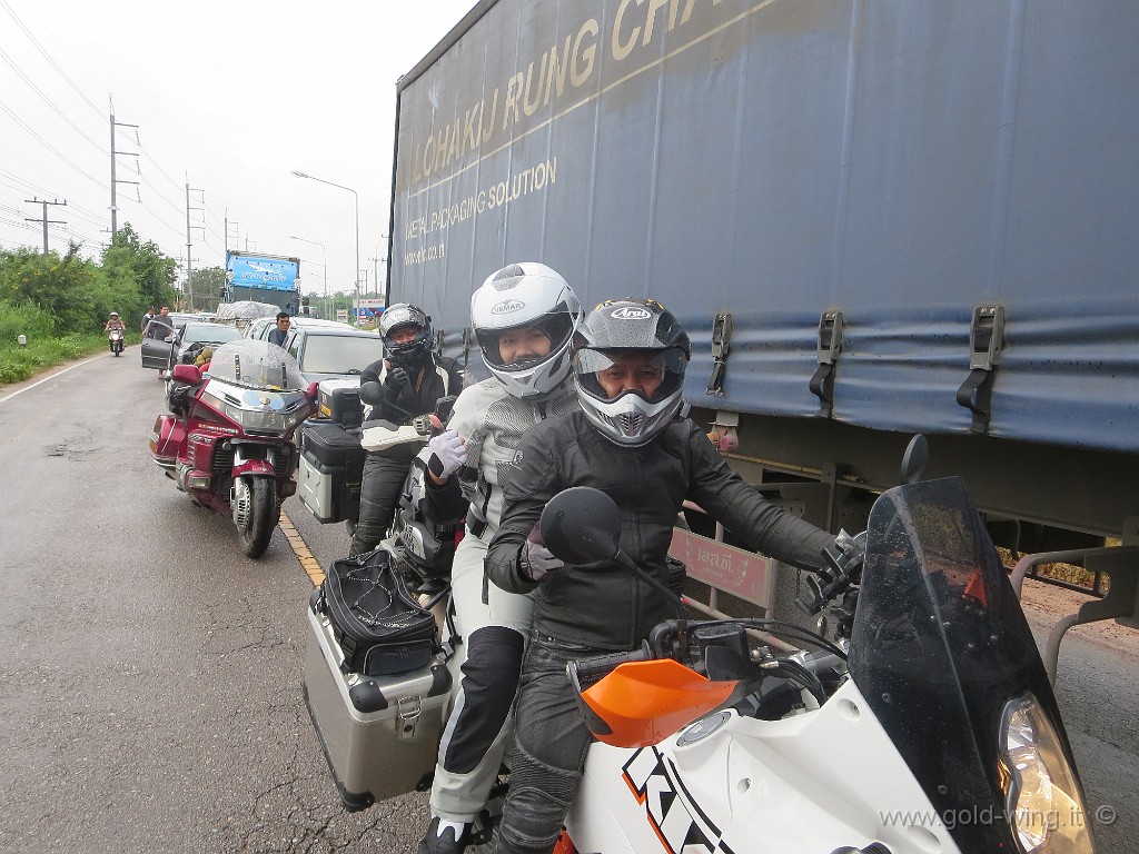 IMG_3781.JPG - Fila a nord di Chumphon: motociclisti thailandesi