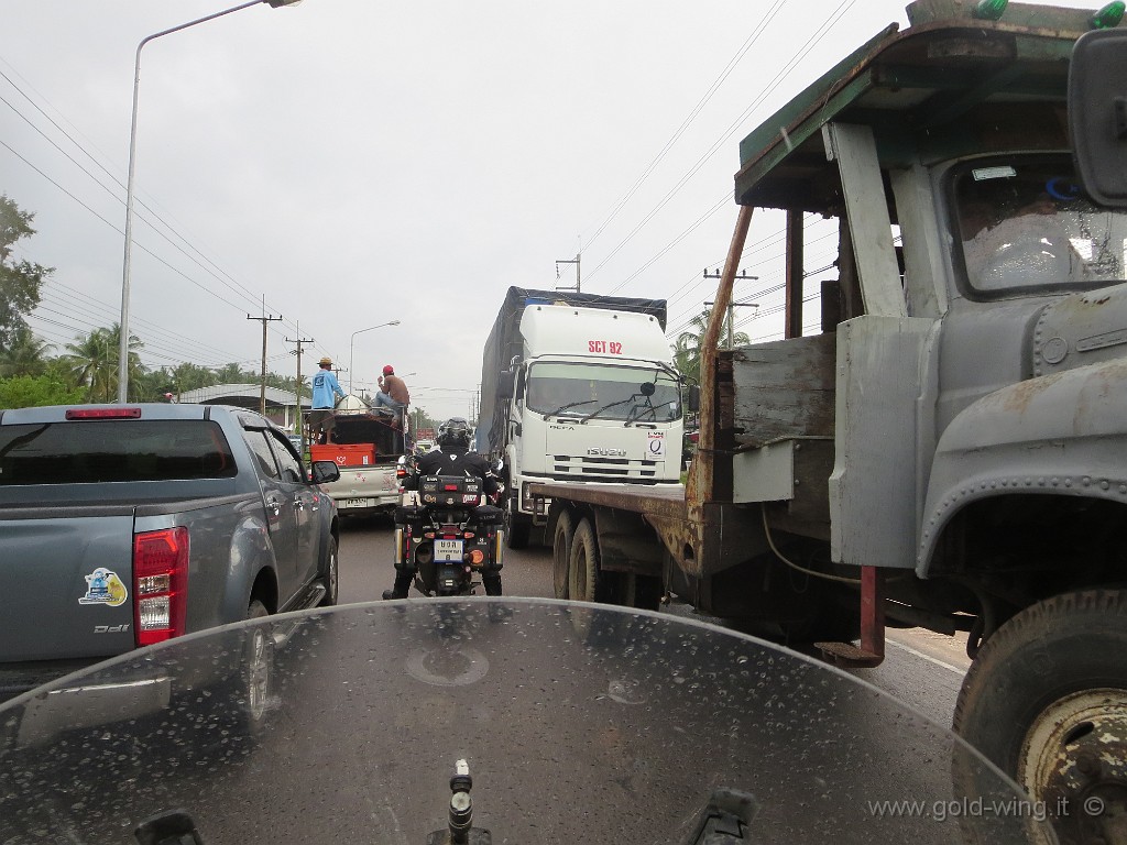 IMG_3783.JPG - Fila a nord di Chumphon: i motociclisti thailandesi restano bloccati...