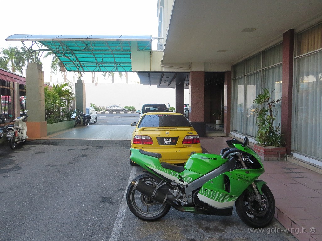 IMG_3898.JPG - Alor Setar: la Kawasaki Ninja ZX-2R (250cc), senza targa, che mi ha accompagnato all'albergo