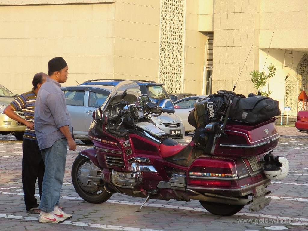 IMG_4107.JPG - Shah Alam: la moto ammirata nel parcheggio della moschea