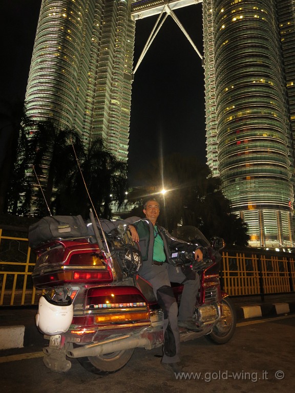 IMG_4200.JPG - Kuala Lumpur: le Petronas Towers (m 452)