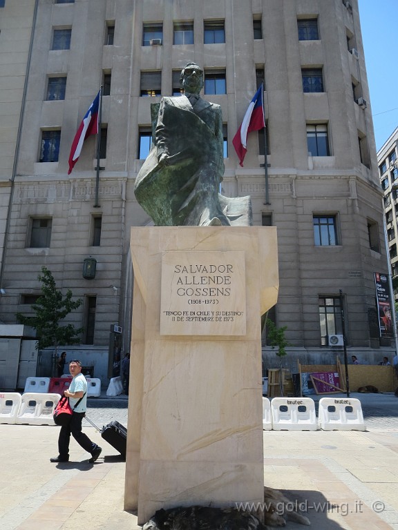 IMG_7156.JPG - Santiago, Piazza della Costituzione: la statua di Salvador Allende (1908-1973)