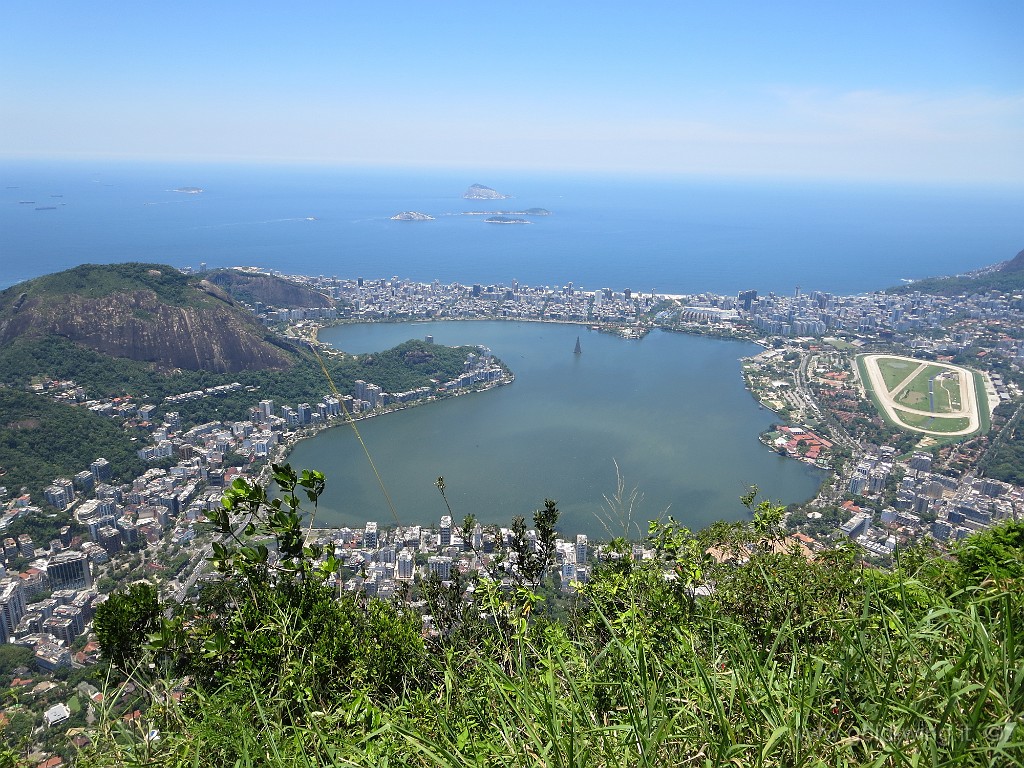 IMG_9317.JPG - Panorama dal Corcovado: Lagoa de Freitas (con l'albero di Natale) e, dietro, Ipanema e le isole