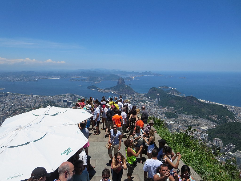 IMG_9355.JPG - Panorama dal Cristo Redentor (sul Corcovado): di fronte il Pão de Açúcar e a destra Copacabana