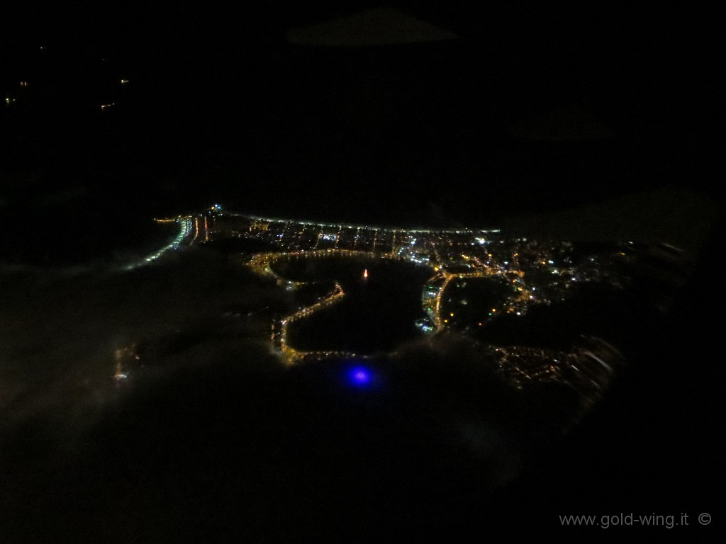 IMG_9687.jpg - Rio de Janeiro dall'aereo per São Paulo: Lagoa de Freitas (con l'albero di Natale) e, dietro, Ipanema