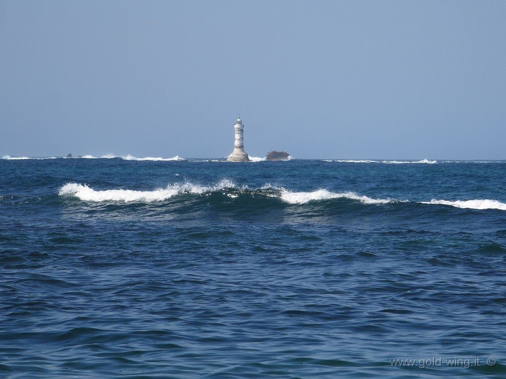 IMG_9787.JPG - Pointe des Almadies, l'estremità occidentale di Capo Verde, il punto più occidentale dell'Africa:  il faro (con i resti di un naufragio)