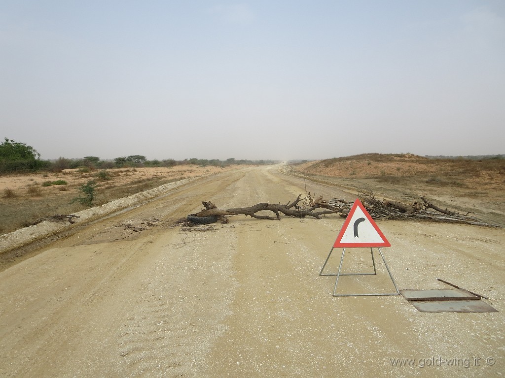 IMG_0441.JPG - La strada in costruzione è sbarrata: supero il primo sbarramento