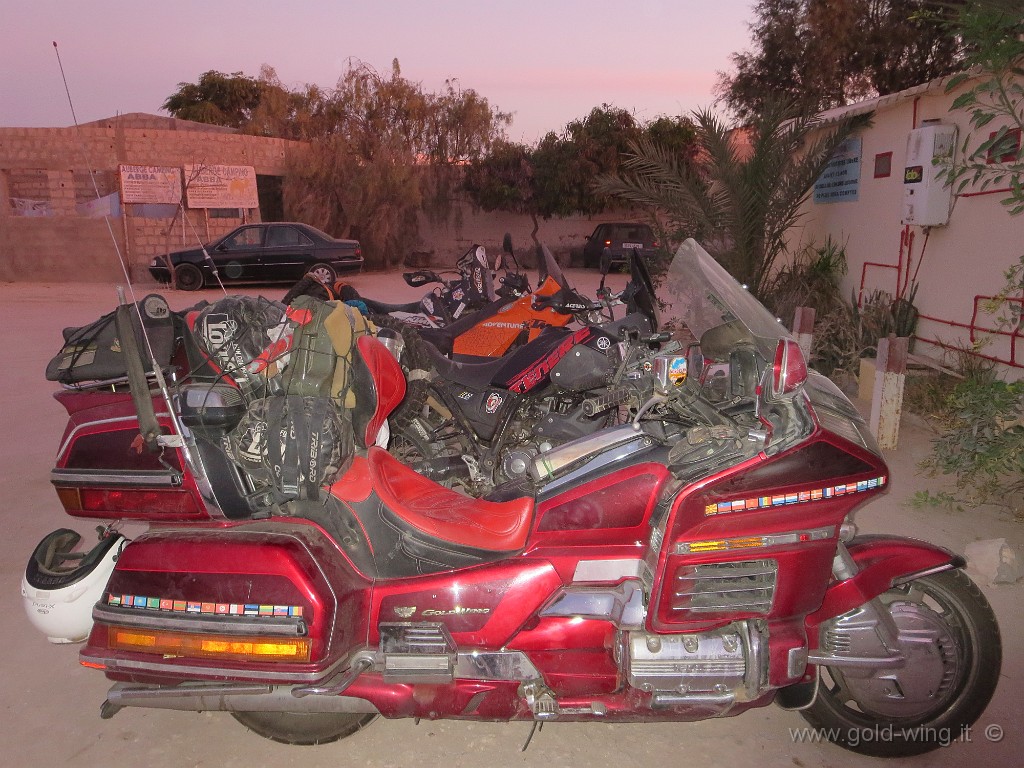 IMG_0759.JPG - Nel mio campeggio/albergo di Nouadhibou: moto diverse