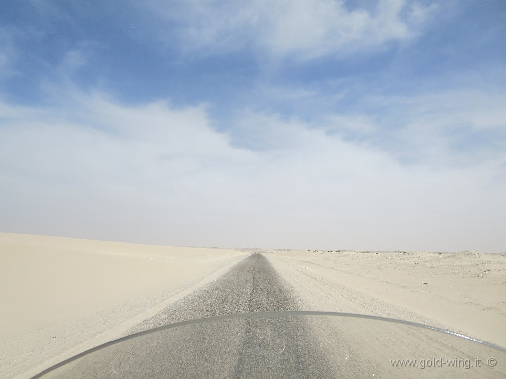 IMG_0883.JPG - La strada nel deserto, bianco quasi come neve