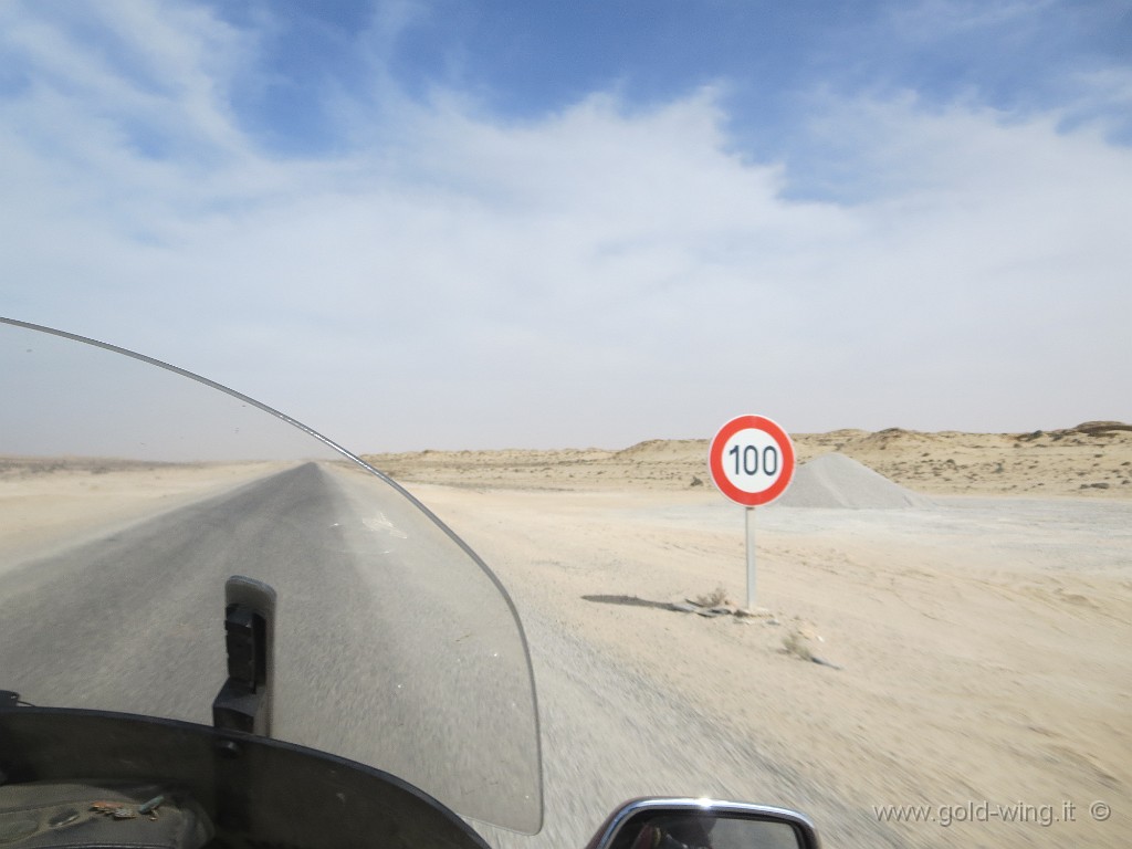 IMG_0884.JPG - Buon limite di velocità nel deserto