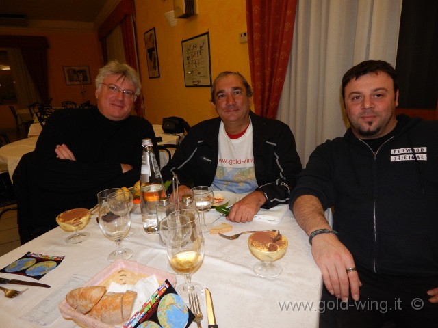 14jn7dt.jpg - Cena a Orte con gli amici del Forum dei Motoviaggiatori: Dragokappa (a sinistra) e Falko