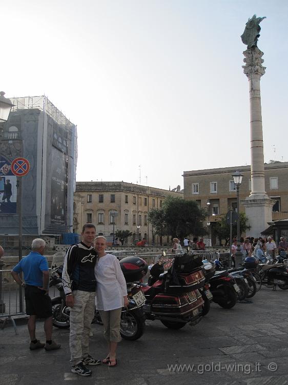 IMG_0002.JPG - Lecce: Eugeniy e Vera in Piazza S.Oronzo