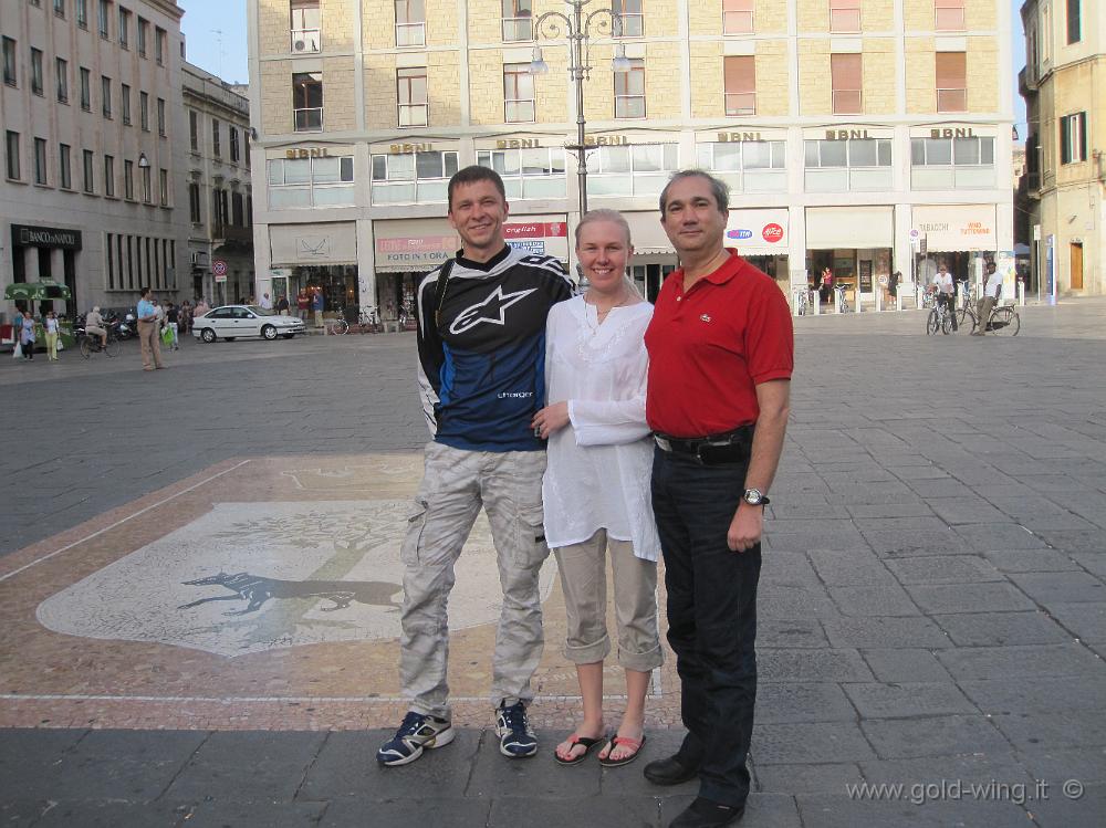 IMG_0003.JPG - Lecce: Eugeniy, Vera ed io in Piazza S.Oronzo