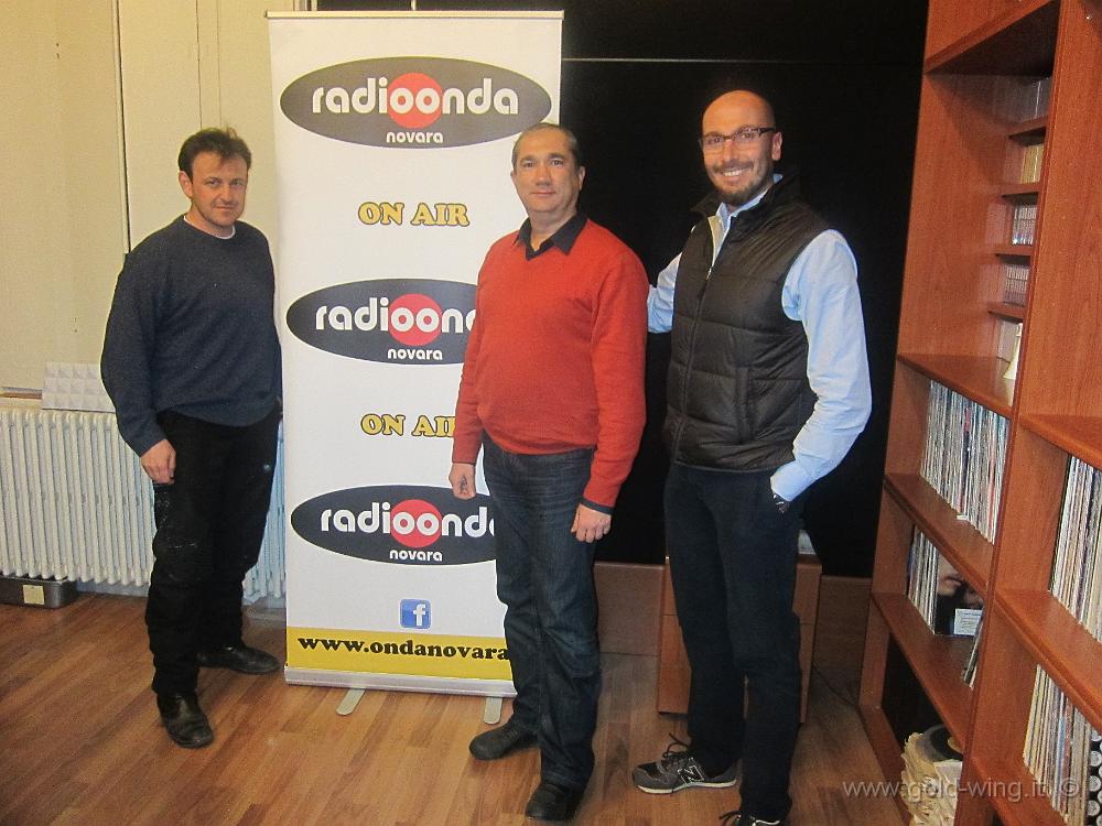 IMG_0176.JPG - Radio Onda Novara, alla fine della trasmissione: (da sinistra) il mio amico Primo Montagna (first), io, Marco Tolotti (il conduttore)