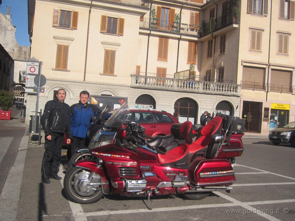 IMG_0184.JPG - Parcheggiamo le moto a Vigevano per visitare la Piazza Ducale