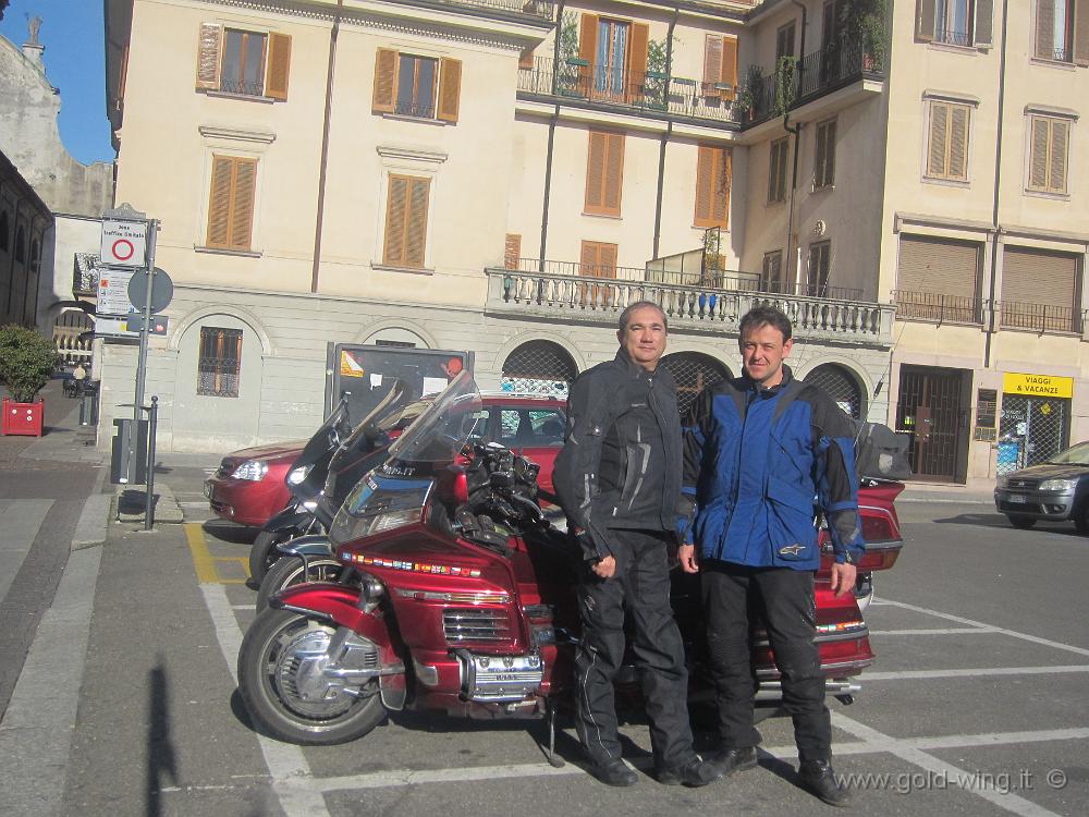 IMG_0185.JPG - Parcheggiamo le moto a Vigevano per visitare la Piazza Ducale