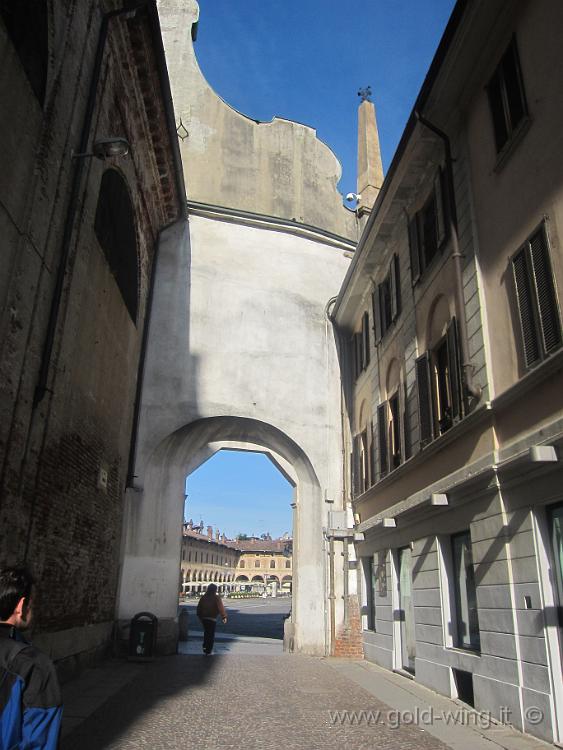 IMG_0190.JPG - Vigevano: si intravede la Piazza Ducale