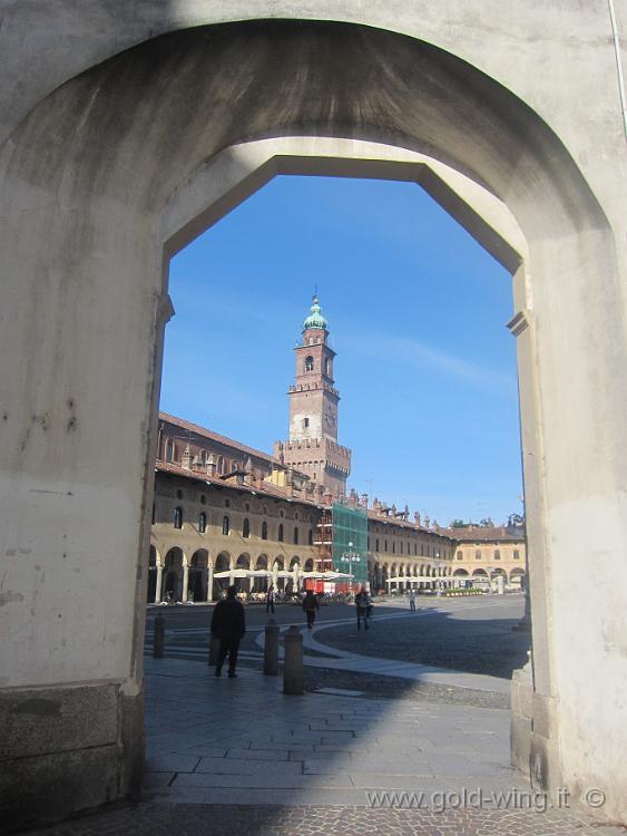 IMG_0192.JPG - Vigevano: ingresso nella Piazza Ducale