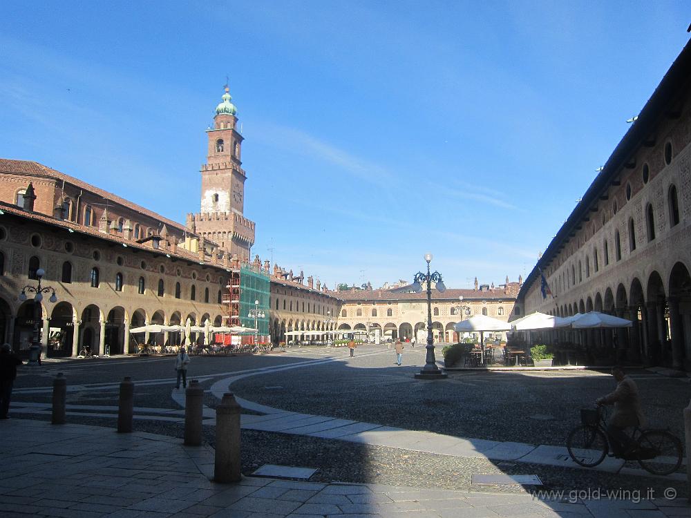 IMG_0193.JPG - Vigevano: Piazza Ducale