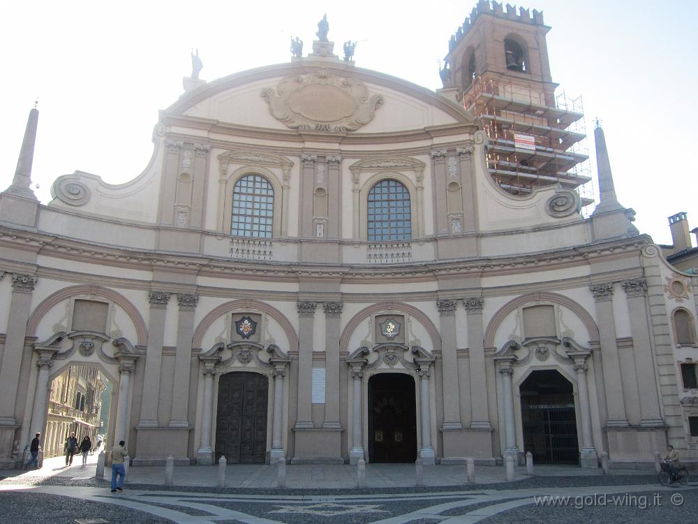 IMG_0196.JPG - Vigevano, Piazza Ducale: Chiesa Cattedrale (l'ingresso nella piazza è a sinistra)