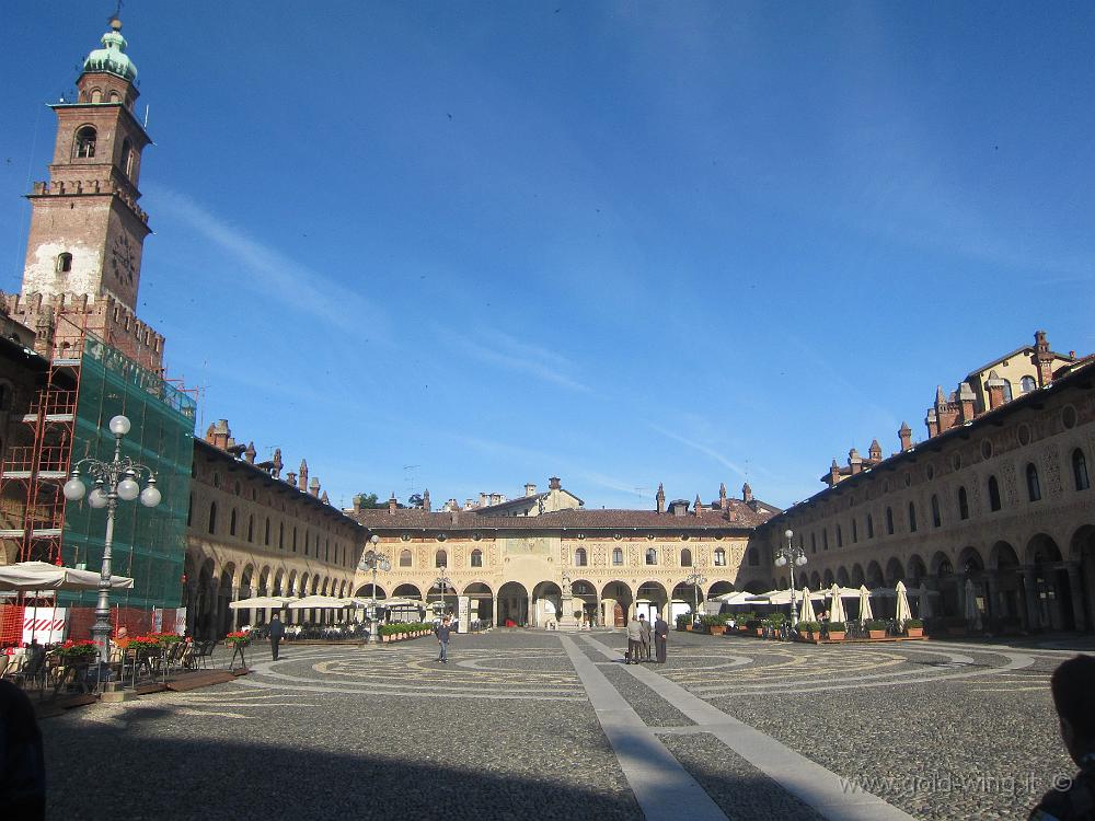 IMG_0198.JPG - Vigevano: Piazza Ducale