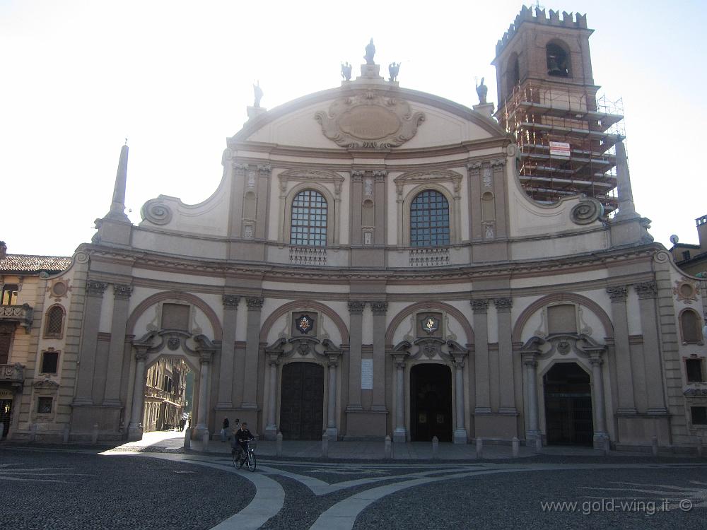 IMG_0200.JPG - Vigevano, Piazza Ducale: Chiesa Cattedrale (l'ingresso nella piazza è a sinistra)