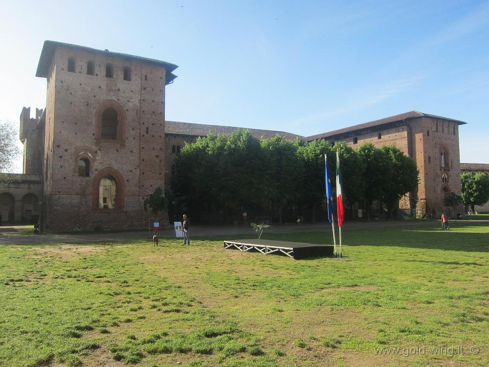 IMG_0213.JPG - Vigevano, Castello Visconteo Sforzesco: pronto il palco per le celebrazioni per il 25 aprile