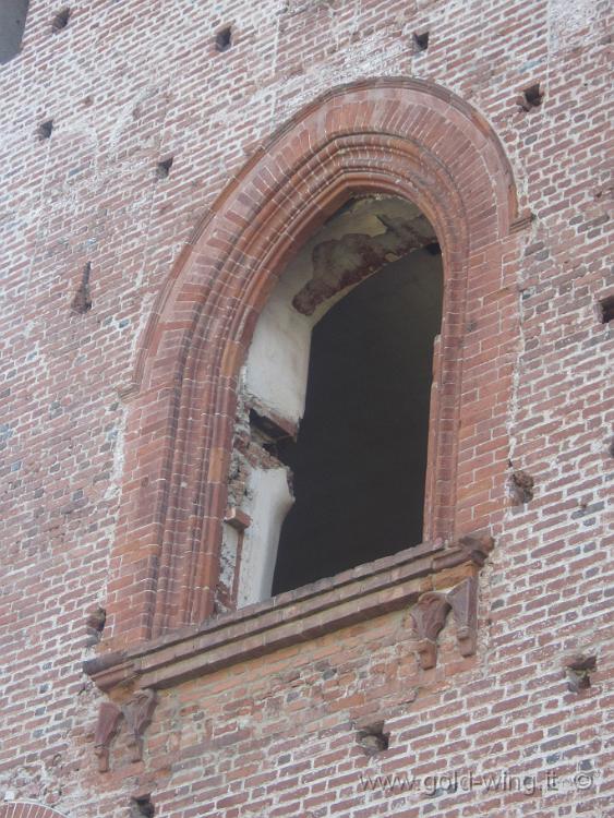 IMG_0215.JPG - Vigevano, Castello Visconteo Sforzesco: danni all'interno per il periodo in cui era sede militatre