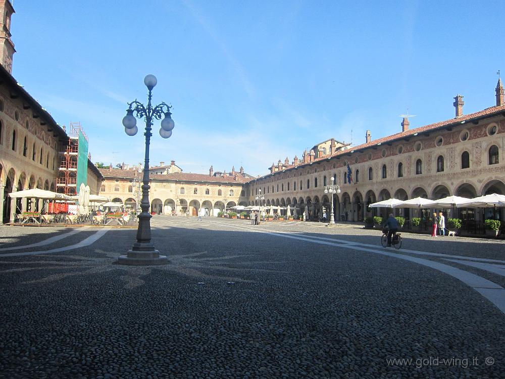 IMG_0228.JPG - Vigevano: torniamo in Piazza Ducale e...