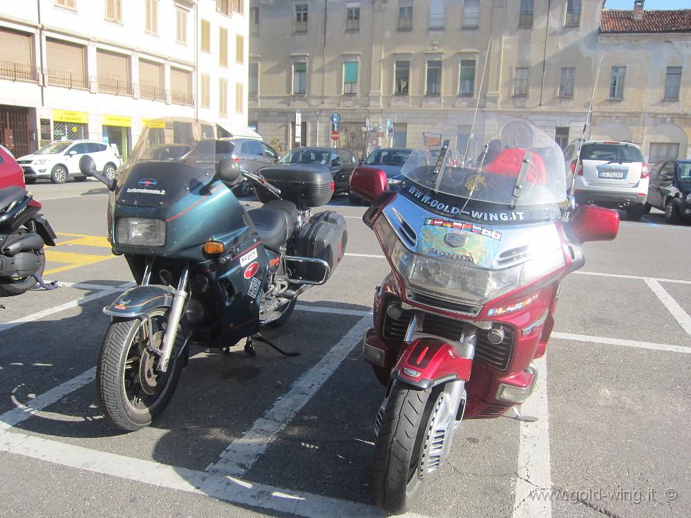 IMG_0229.JPG - ... alle moto, parcheggiate in una piazza vicina